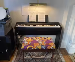 Yamaha P125 electric piano w. wooden stand
