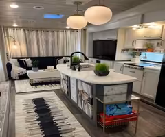 2022 5th Wheel. Off-Grid Living at  2000 Watts Solar!