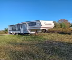 1988 30 foot 5th wheel camper good shape. $3500 o.b.o